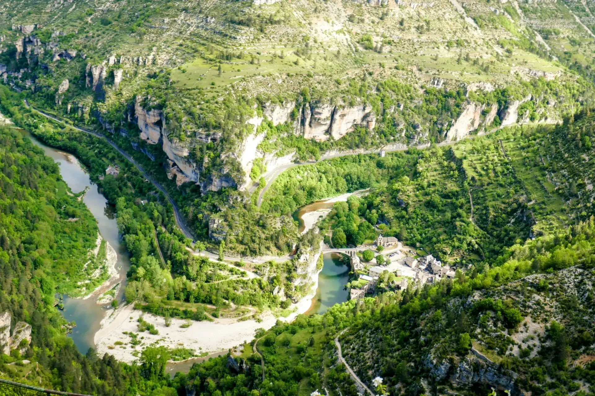 Méandre d’une rivière dans les gorges, vue aérienne