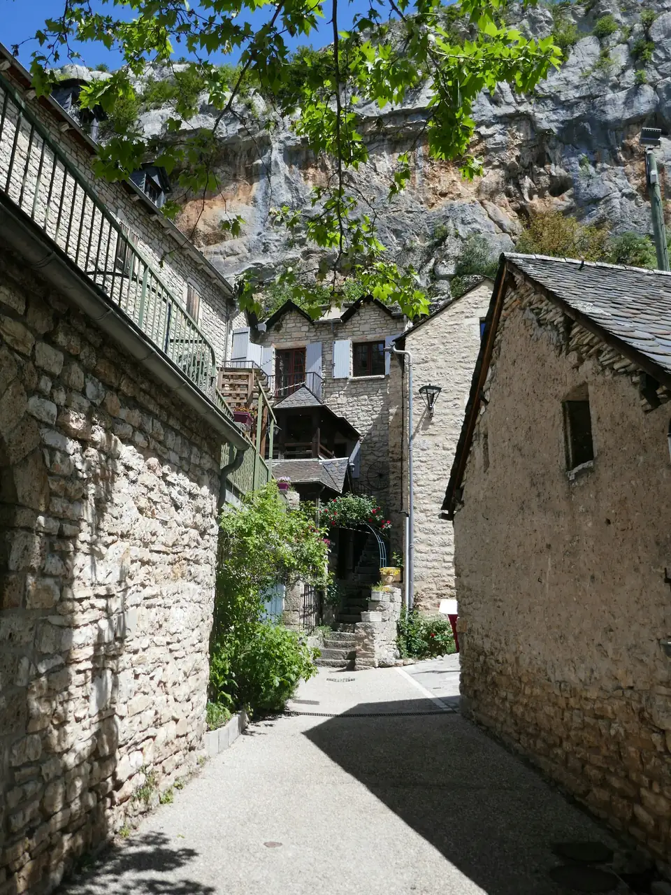 Ruelle d’un village de pierre dans les Cévennes