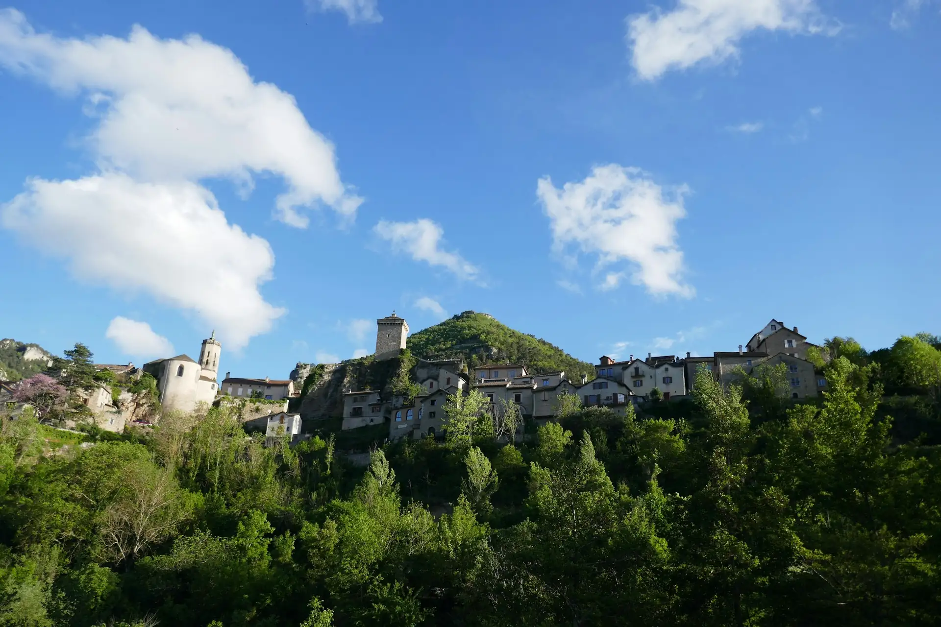 Village rural perché sur une colline, zone France ruralités revitalisation